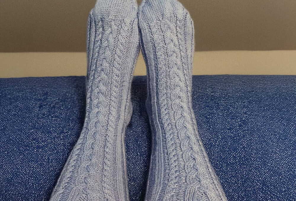 Easy cabled socks knitting pattern