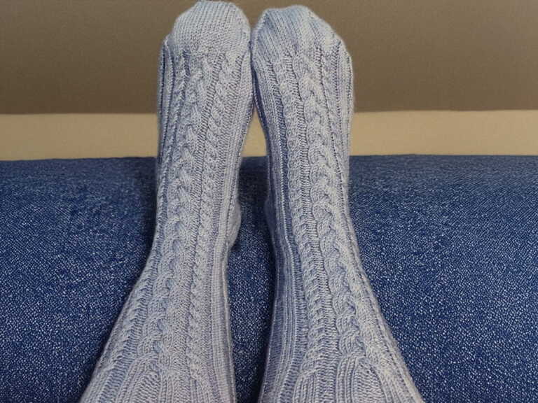 Easy cabled socks knitting pattern